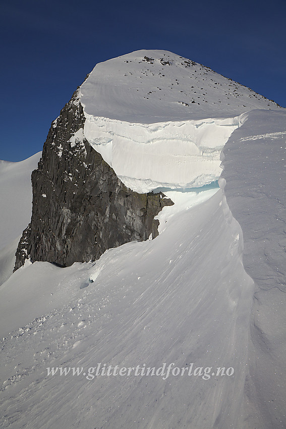 Fra Bjørnskardet mot Veslebjørn Nord (2110 moh). Ut mot Bjørnebrean henger en mektig snøskavl.