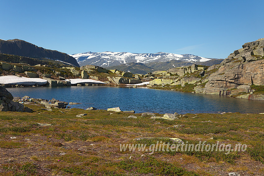 Lite tjern i Søre Båtskardet, nær stien fra Båtskardstølane mot Gravolskampen. I bakgrunnen deler av Jotunheimen med bl.a. Kalvehøgde.