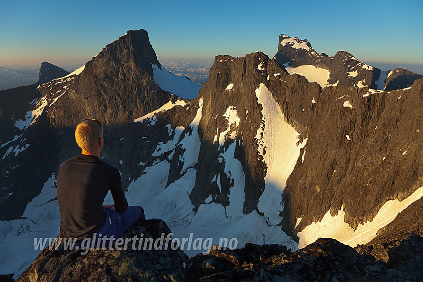 Herlig utsikt en drømmemorgen fra Nørdre Soleibotntinden mot bl.a. Store Ringstinden (2124 moh), Søre Soleibotntinden (2049 moh) og Store Austanbotntinden (2204 moh, litt mer i bakgrunnen).