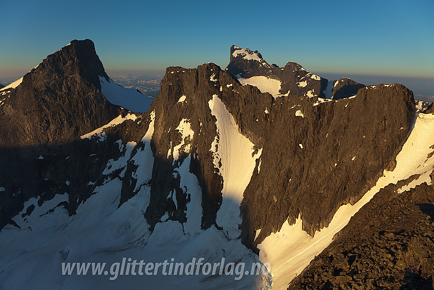 Herlig utsikt en drømmemorgen fra Nørdre Soleibotntinden mot bl.a. Store Ringstinden (2124 moh), Søre Soleibotntinden (2049 moh) og Store Austanbotntinden (2204 moh, litt mer i bakgrunnen). Til høyre ses en bratt snørenne som går opp i skaret innunder Store Soleibotntinden. Her kjører de mer vågale på ski. Men bregleppe i bunn er nesten alltid åpen, så en må være påpasselig.