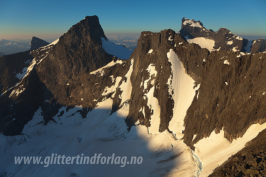 Utsikt fra Nørdre Soleibotntinden mot Store Ringstinden (2124 moh til venstre) og Søre Soleibotntinden (2049 moh). I bakgrunnen ses Austanbotntindane (2204 moh). Nede i skyggen ligger Ringsbreen.