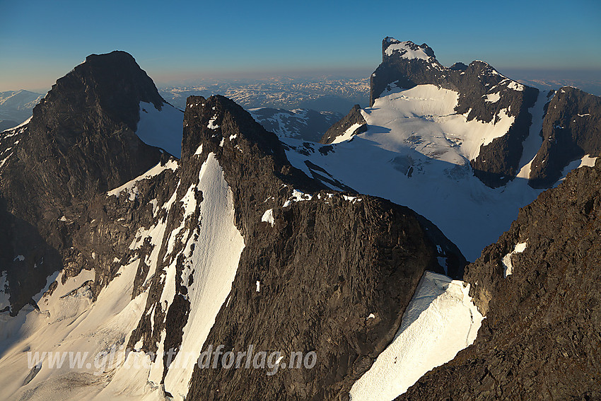 Fra ryggen nordøst for Store Soleibotntinden med utsikt sørøstover i retning Sørlige Soleibotntinder, Store Ringstinden (2124 moh) og Austanbotntindane (2204 moh). Breen i bakgrunnen er Berdalsbreen.