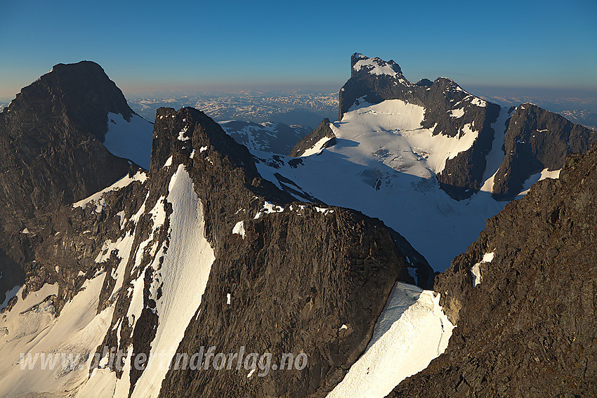 Fra ryggen nordøst for Store Soleibotntinden med utsikt sørøstover i retning Sørlige Soleibotntinder, Store Ringstinden (2124 moh) og Austanbotntindane (2204 moh). Breen i bakgrunnen er Berdalsbreen.