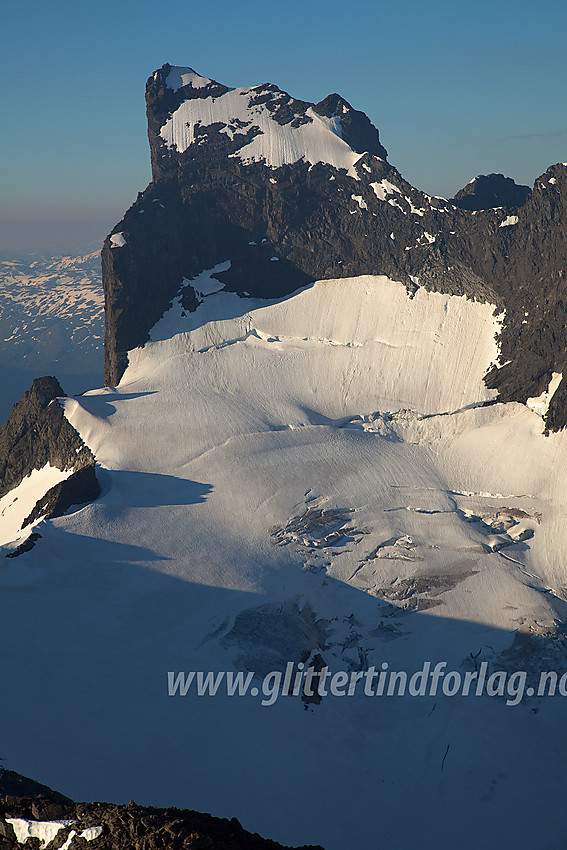 Fra ryggen like nordøst for Store Soleibotntinden med utsikt i sørlig retning mot Berdalsbreen og Store Austanbotntinden (2204 moh).