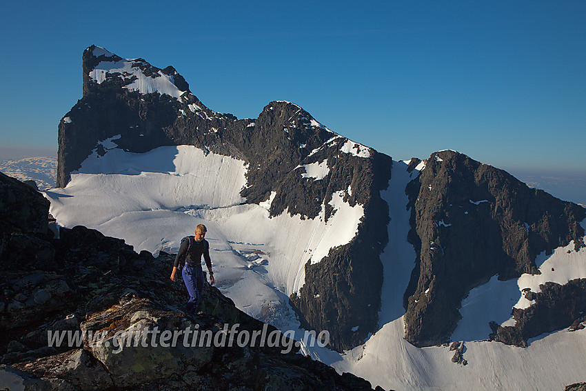 På tur bortetter sørøstryggen til Soleibotntindane med Austanbotntindane (2204 moh) i bakgrunnen.