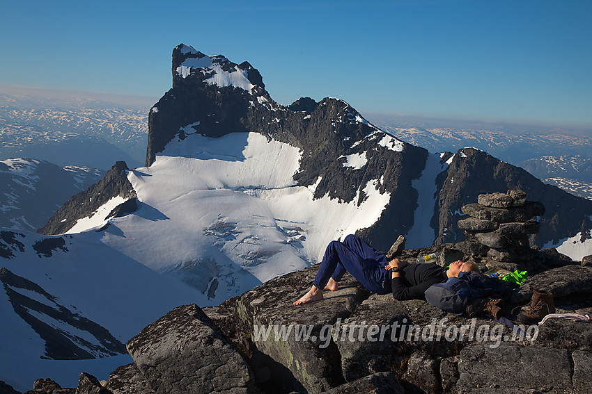 Deilig morgenpause på toppen av Store Soleibotntinden med utsikt i sørlig retning mot Ramnaskar, Berdalsbreen og Austanbotntindane (2204 moh).