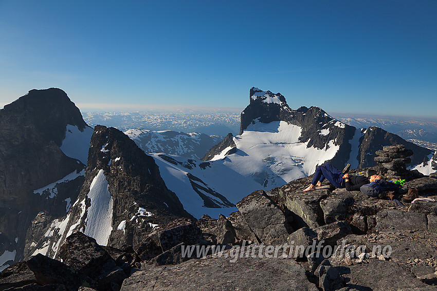 Deilig morgenpause på toppen av Store Soleibotntinden med utsikt i sørlig retning mot Ramnaskar, Berdalsbreen og Austanbotntindane (2204 moh).