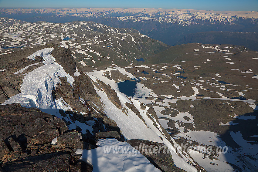 Utsikt i nordvestlig retning fra Store Soleibotntinden mot Soleibotndne, tjernet på 1422 moh, videre til Berdalsfjellet og Berdalsnosi og helt til Jostedalsbreen.