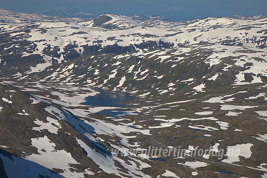 Utsikt fra Store Soleibotntinden mot Berdalsbandet med tindevegen og bomstasjonene på toppen. Videre ses Lovardalsvatnet og Korenosi ( 1468 moh til høyre) og Falkanosi (1559 moh, markert topp i bakgrunnen).