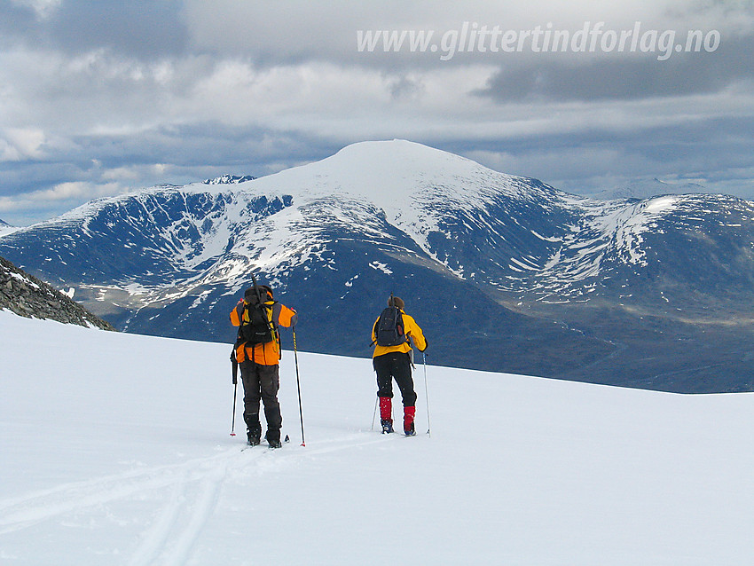 Skiløpere på vei ned Styggebreah med Glittertinden (2465 moh) i bakgrunnen.