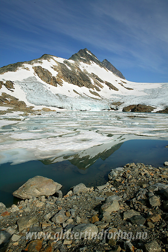 Rett foran Uranosbreen med de mektige Uranostindane bakenfor. S2 (2048 moh) i midten og Store (2157 moh) litt lenger bak.