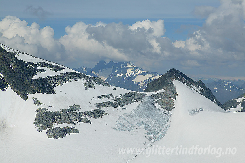 Fra Langeskavltinden mot Uranosbreen og Slingsbytinden (2026 moh), som også kalles Nørdre Uranostinden. I bakgrunnen ses Hurrungane.