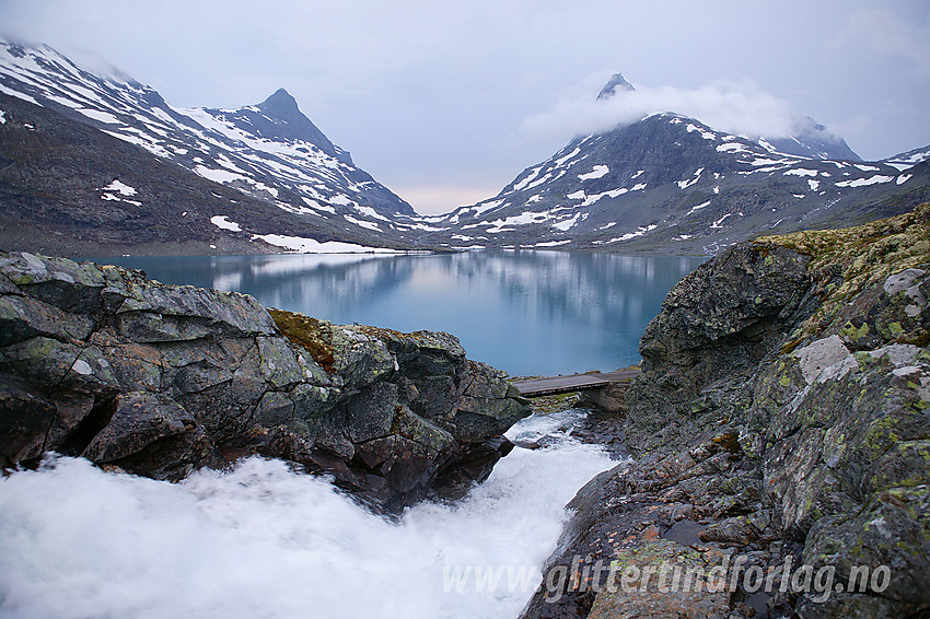 Kveldsstemning i Koldedalen med elva som tordner ned mot Koldedalsvatnet i forgrunnen og portalen: Hjelledalstinden / Falketind i bakgrunnen.