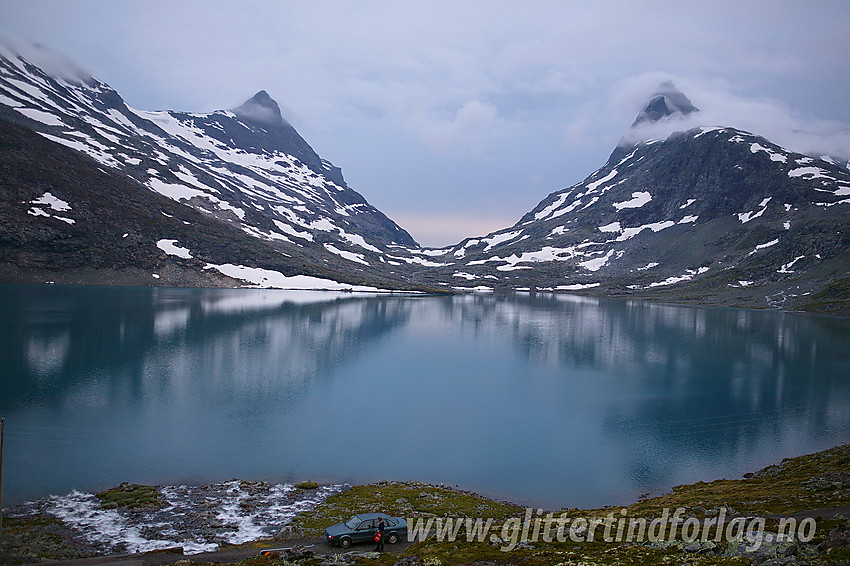 Kveldsstemning i Koldedalen med Koldedalsvatnet i forgrunnen og Hjelledalstinden / Falketind i bakgrunnen som omgir Morka-Koldedalen.