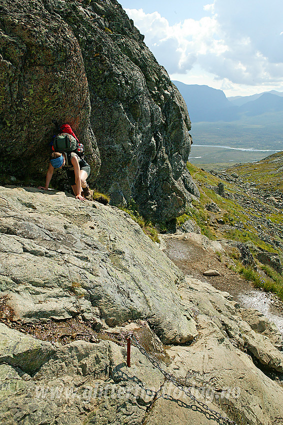 På vei opp halvbratt passasje fra Gjendesheim mot Veslfjellet på turen over Besseggen. Det kan være litt småekkelt her, spesielt når det er vått. Etter en tids diskusjon fikk DNT for noen år siden tillatelse til å montere en kjetting her (se nederst på bildet).