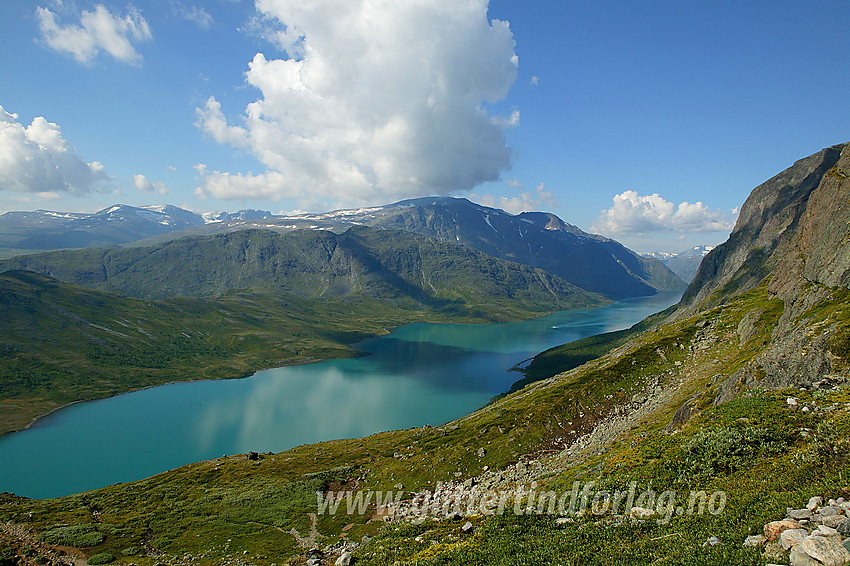 Fin utsikt mot Gjende, Knutshøe og Gjendealpene under oppstigningen til Veslfjellet fra Gjendesheim. Langt utpå Gjende ser man Gjendine på vei østover mot Gjendeosen.