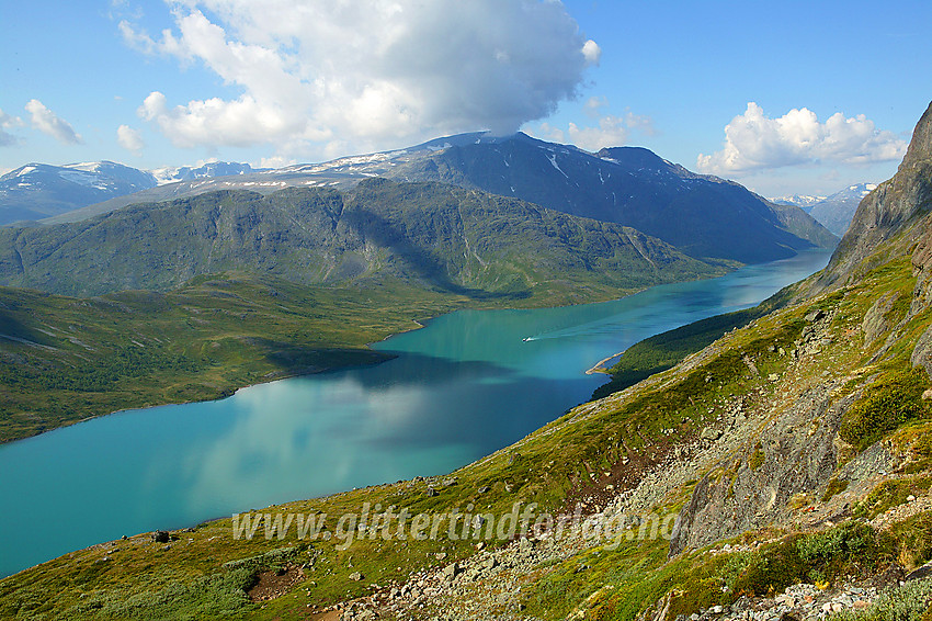 Fin utsikt mot Gjende, Knutshøe og Gjendealpene under oppstigningen til Veslfjellet fra Gjendesheim. Langt utpå Gjende ser man Gjendine på vei østover mot Gjendeosen.