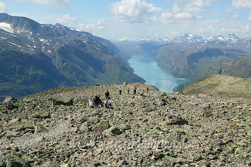 På vei fra Veslfjellet nedover mot selve Besseggen åpner panoramaet seg innover Gjende og Jotunheimen. Et utrolig flott utsyn.