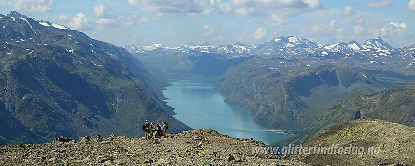 På vei fra Veslfjellet nedover mot selve Besseggen åpner panoramaet seg innover Gjende og Jotunheimen. Et utrolig flott utsyn.