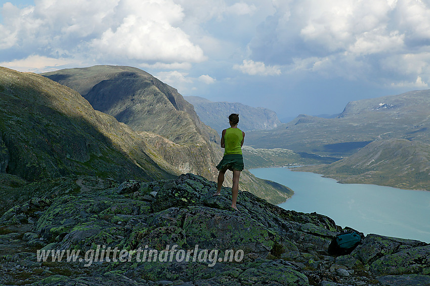 I nærheten av Bjørnbølet med utsikt østover i retning Besseggen og Veslfjellet (1743 moh). Lenger øst over Sikkilsdalen går ei tordenbyge.