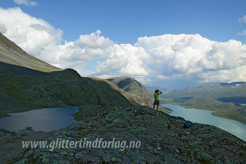 I nærheten av Bjørnbøletjønne (til venstre i bildet) med utsikt østover i retning Besseggen og Veslfjellet (1743 moh). Lenger øst over Sikkilsdalen går ei tordenbyge.