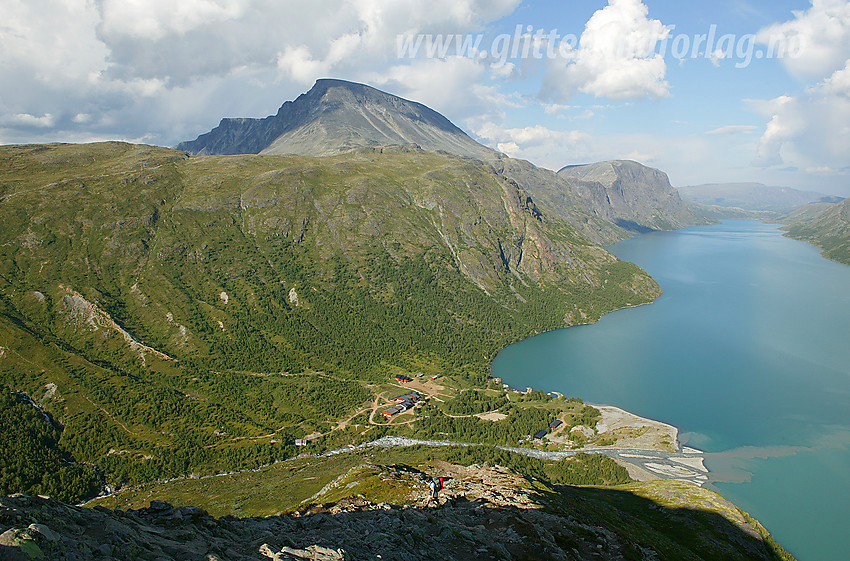 På vei opp fra Memurubu mot Memurutunga åpner det seg en praktfull utsikt. Her østover mot Besshøe og Veslfjellet. Memurubu er hytta nede i forgrunnen.