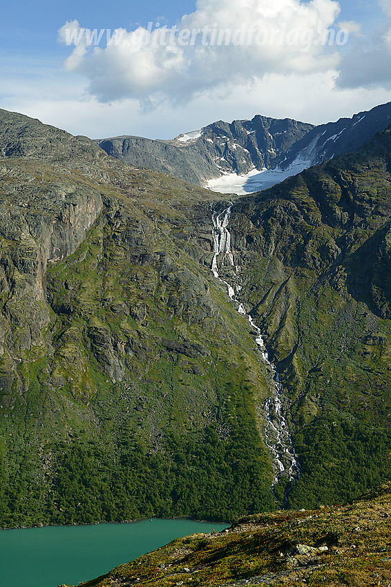 Like ved Sjugurdtinden på stien fra Memurubu mot Memurutunga med Tjønnholsåe, Nørdre Tjønnholet og Tjønnholstinden (2330 moh) i bakgrunnen.