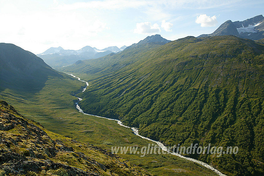 På stien fra Memurubu mot Memurutunga med utsikt oppover Memurudalen med Muru. Til høyre ses Raudhamran og Surtningssumassivet.