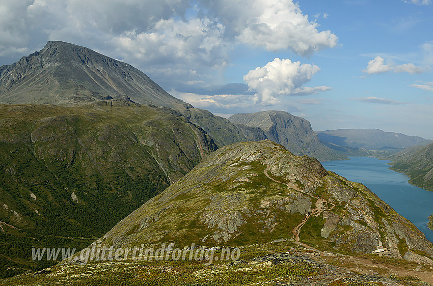 På tur mot Memurutunga med Sjugurdtinden rett bakenfor. Til venstre ruver Besshøe (2258 moh) og Gjende ses bak til høyre.