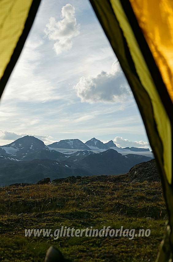 Herlig utsikt gjennom teltåpningen fra Memurutunga i retning Hinnåtefjellet og Hellstugutindane.