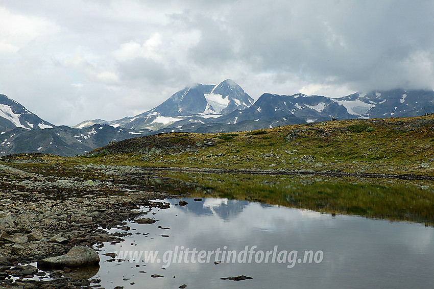 Sommermorgen ved Sjugurdtindtjønne på Memurutunga med Semeltinden (2236 moh) som dominerende tind i bakgrunnen.