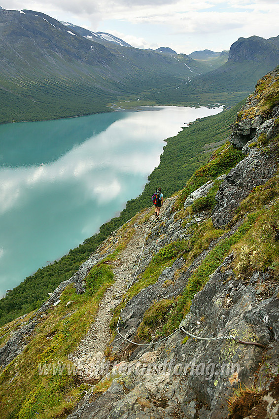 På vei ned Bukkelægret fra Memurutunga ned til Gjende med Gjende og Veslådalen i bakgrunnen.