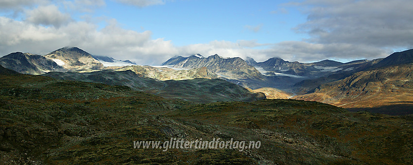 Utsikt fra Memurutunga mot bl.a. Hinnåtefjellet, Memurutindane og Memurudalen.