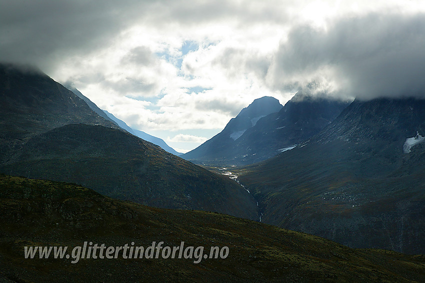 Fra Memurutunga med utsikt i sørlig retning mot Svartdalen. Til høyre for dalen ses bl.a. Kvitskardtinden (2193 moh).