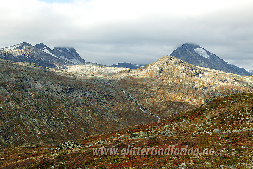 På vei fra Memurutunga ned mot Storådalen med bl.a. Rauddalseggje og Skarddalseggje i bakgrunnen.