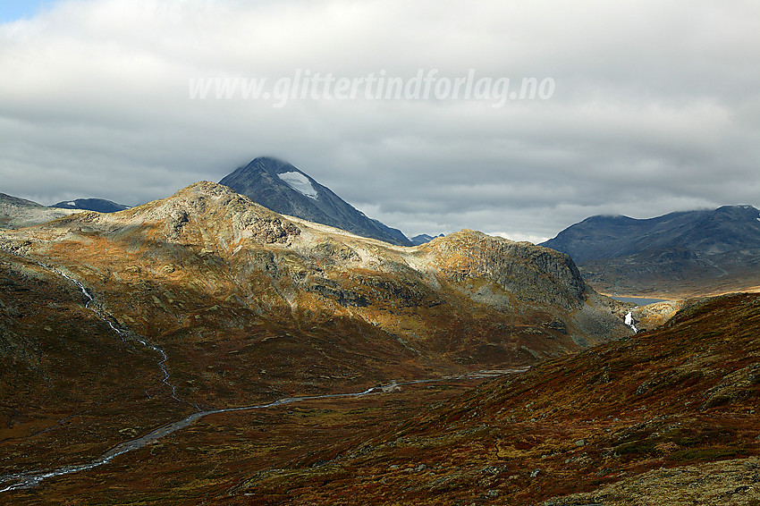 På vei fra Memurutunga ned mot Storådalen. Litt oppover dalen ses Hellerkampen og Hellerfossen godt med Skarddalseggje (2159 moh) i bakgrunnen til venstre.