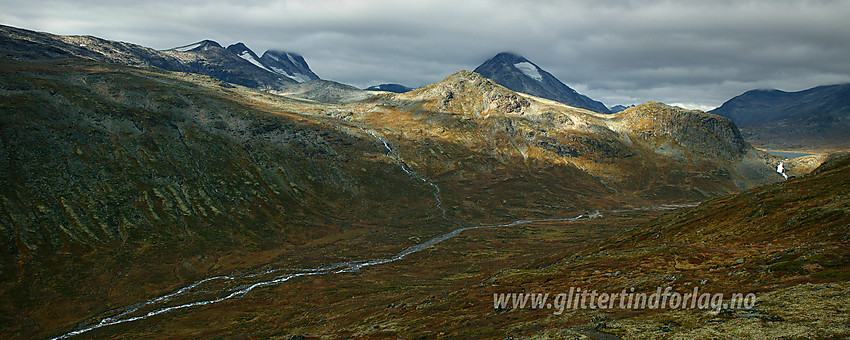 På vei fra Memurutunga ned mot Storådalen med Hellerkampen, Hellerfossen, Rauddalseggje og Skarddalseggje i bakgrunnen. Elva i forgrunnen er Storåe.