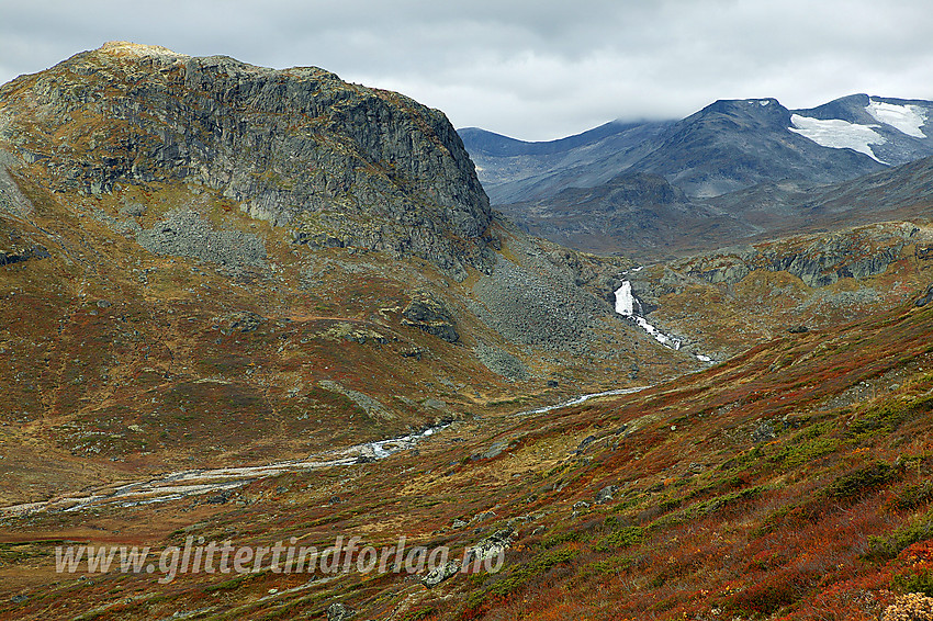 I lia øst for Storådalen mot Hellerkampen (1466 moh) og Hellerfossen. Storåe renner nede i dalen. Bak til høyre ses de sørvestlige Urdadalstindane.