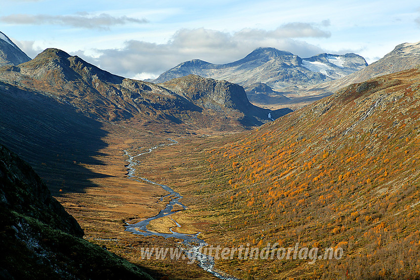 På vei opp normalveien mot Gjendetunga fra øst med utsikt nordvestover opp Storådalen mot Hellerkampen og Hellerfossen. I bakgrunnen til høyre ses Langvasshøe, Visbreatinden og de sørvestlige Urdadalstindane.