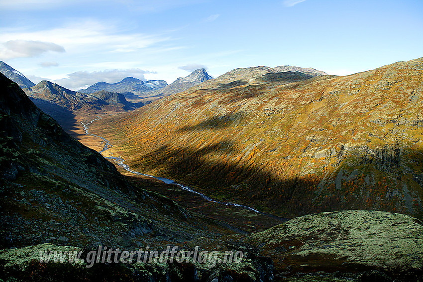 På vei opp mot Gjendetunga fra øst med utsikt oppover Storådalen.