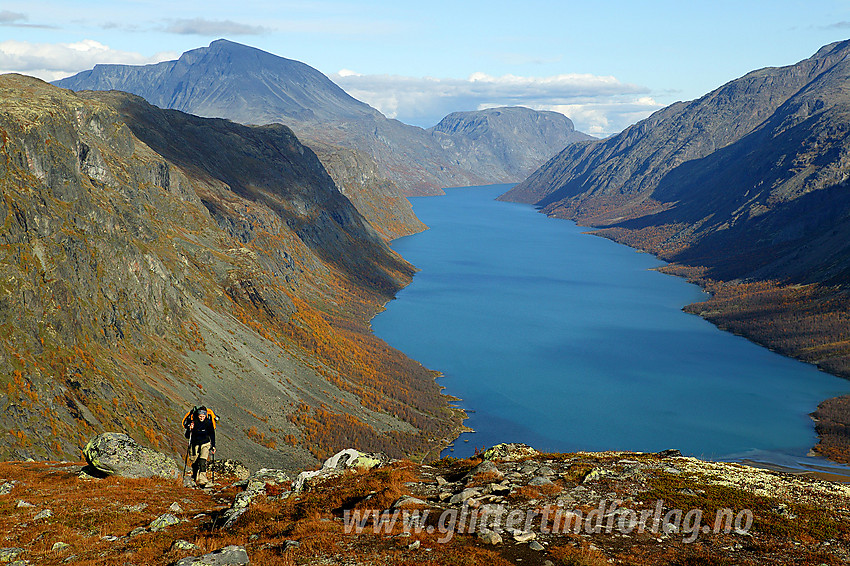 På vei opp mot Gjendetunga en nydelig høstdag med Memurutunga, Besshøe og Gjende i bakgrunnen.