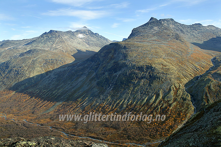 Fra Gjendetunga mot Knutsholstindane (med Store som dominerende topp), Svartdalen, Svartdalspiggane (med Nørdre fremst), Langedalen. I front, langt der nede ses Veslådalen med Veslåe.