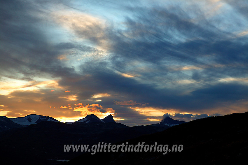 Ved Høystakka, ovefor Bygdin, med utsikt bort til Hjelledalstinden og Falketind etter solnedgang. Over tindene er en litt artig skytegning.