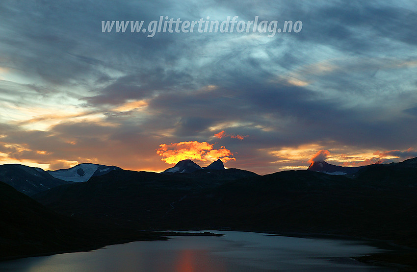 Mot Hjelledalstinden, Falketind og Bygdin etter solnedgang. Bildet er tatt nær Høystakka.