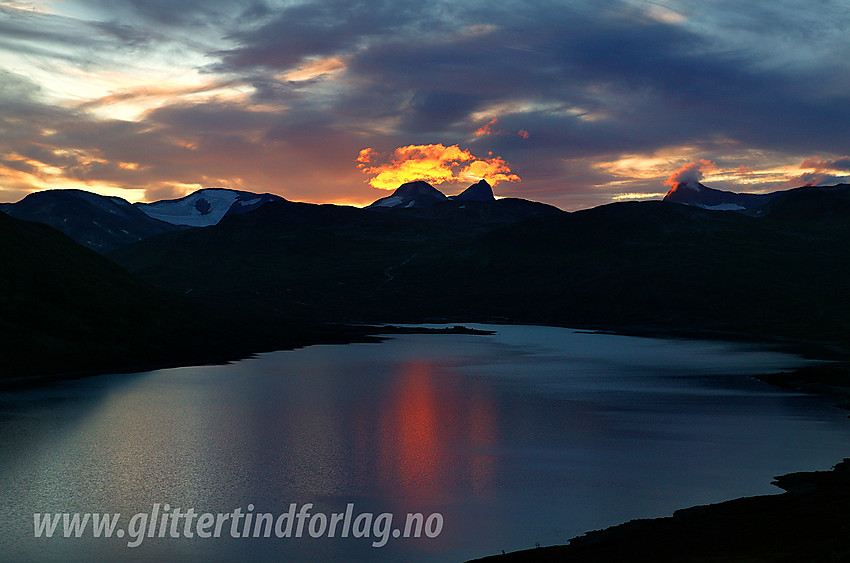 Mot Hjelledalstinden, Falketind og Bygdin etter solnedgang. Bildet er tatt nær Høystakka.