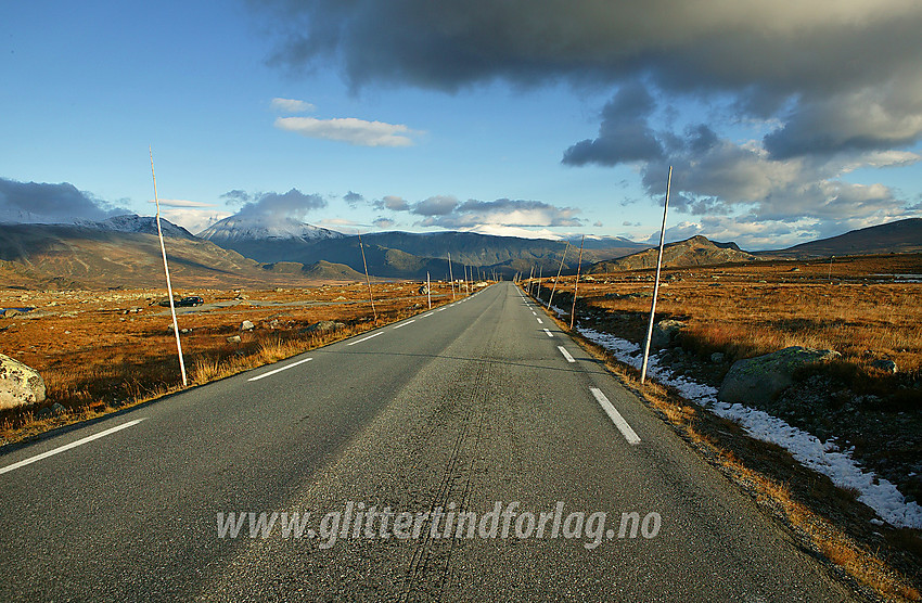 Veien over Valdresflye, litt nord for toppen, med utsikt nordover til bl.a. Besshøe og Veslfjellet.