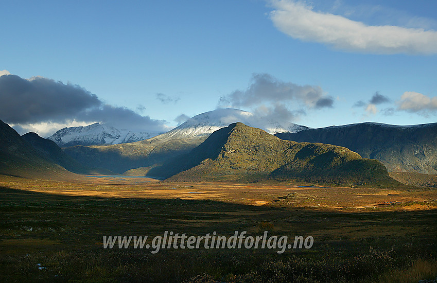 Stemningsfull høstdag på nordsiden av Valdresflye mot Knutshøe og Besshøe.