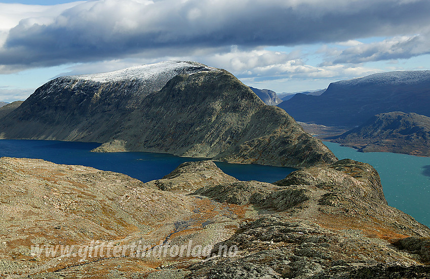 På stien fra Memurubu til Gjendesheim mot Besseggen og Veslfjellet, med Bessvatnet til venstre og Gjende nede til høyre.