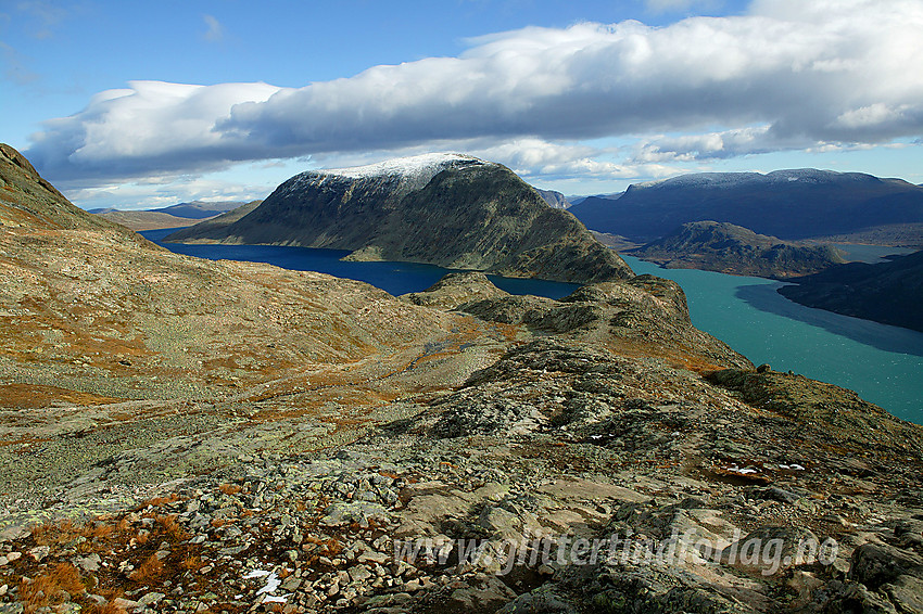 På stien fra Memurubu til Gjendesheim mot Besseggen og Veslfjellet, med Bessvatnet til venstre og Gjende nede til høyre.