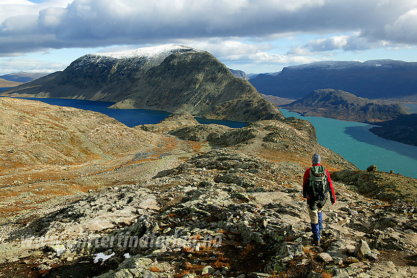 På stien fra Memurubu til Gjendesheim mot Besseggen og Veslfjellet, med Bessvatnet til venstre og Gjende nede til høyre.